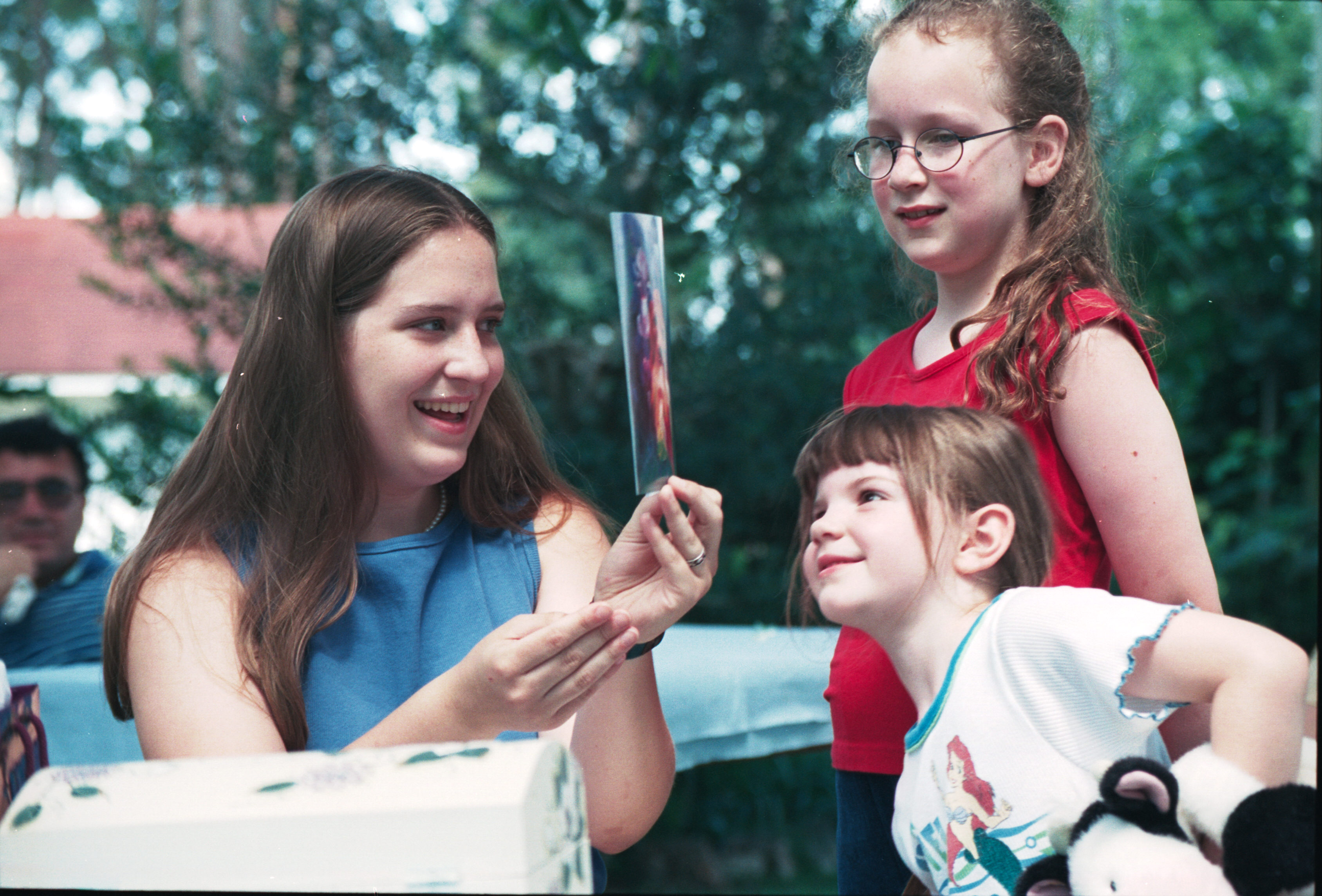 ashley reads card to kids 1