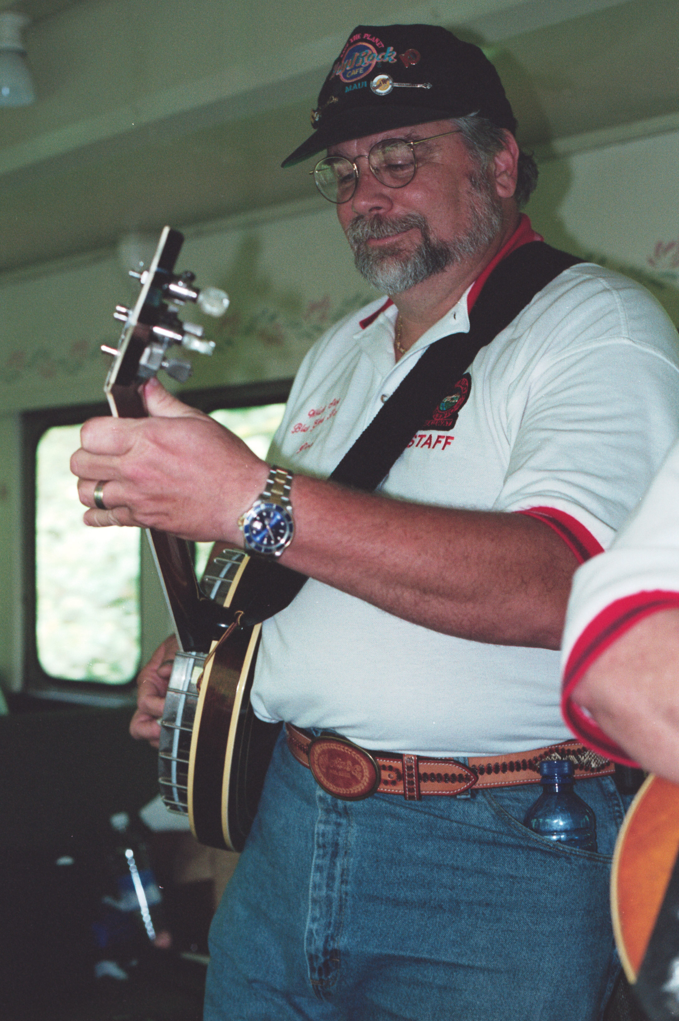 dueling banjo player