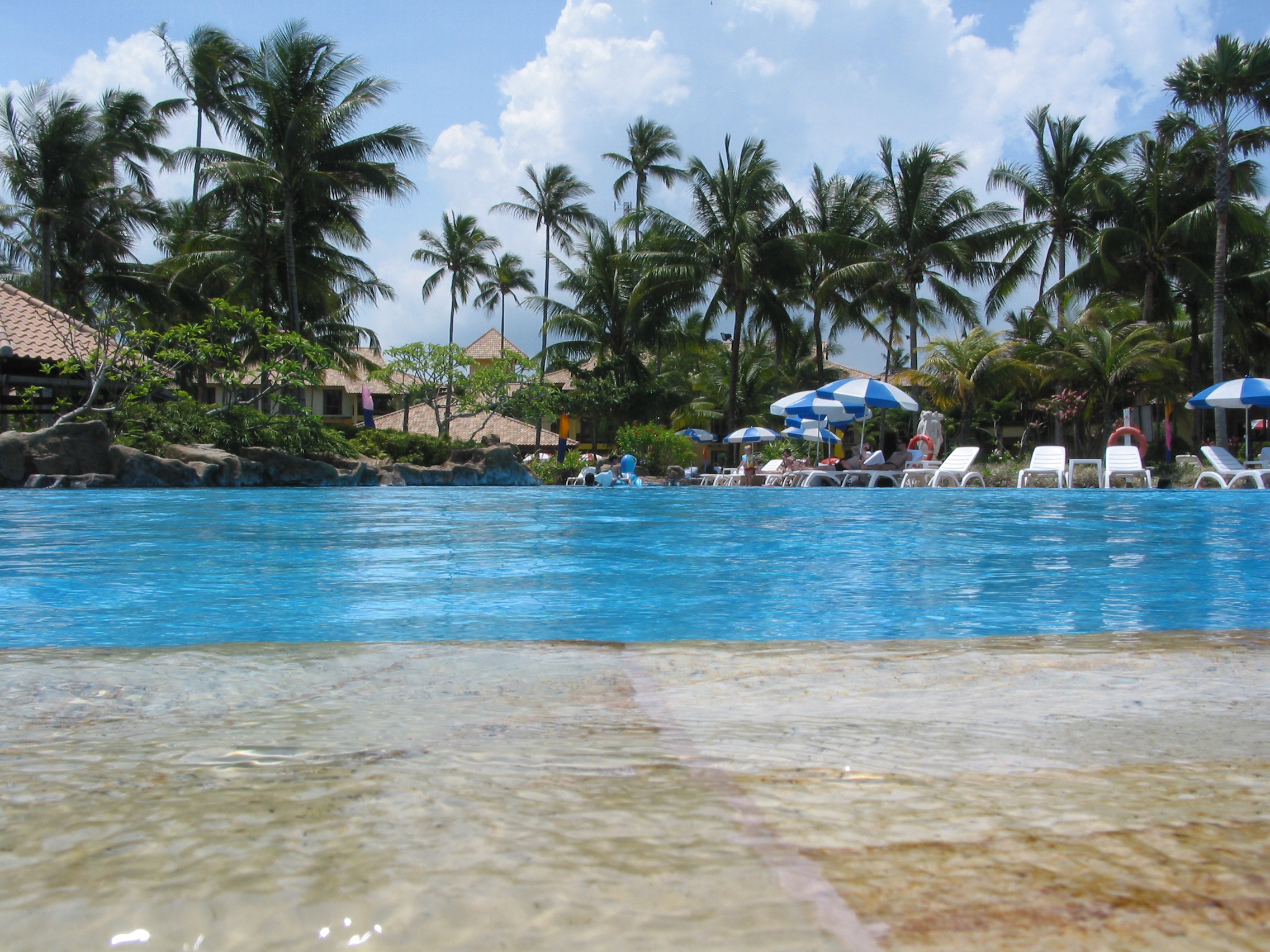 The edgeless pool (viewed facing inland)