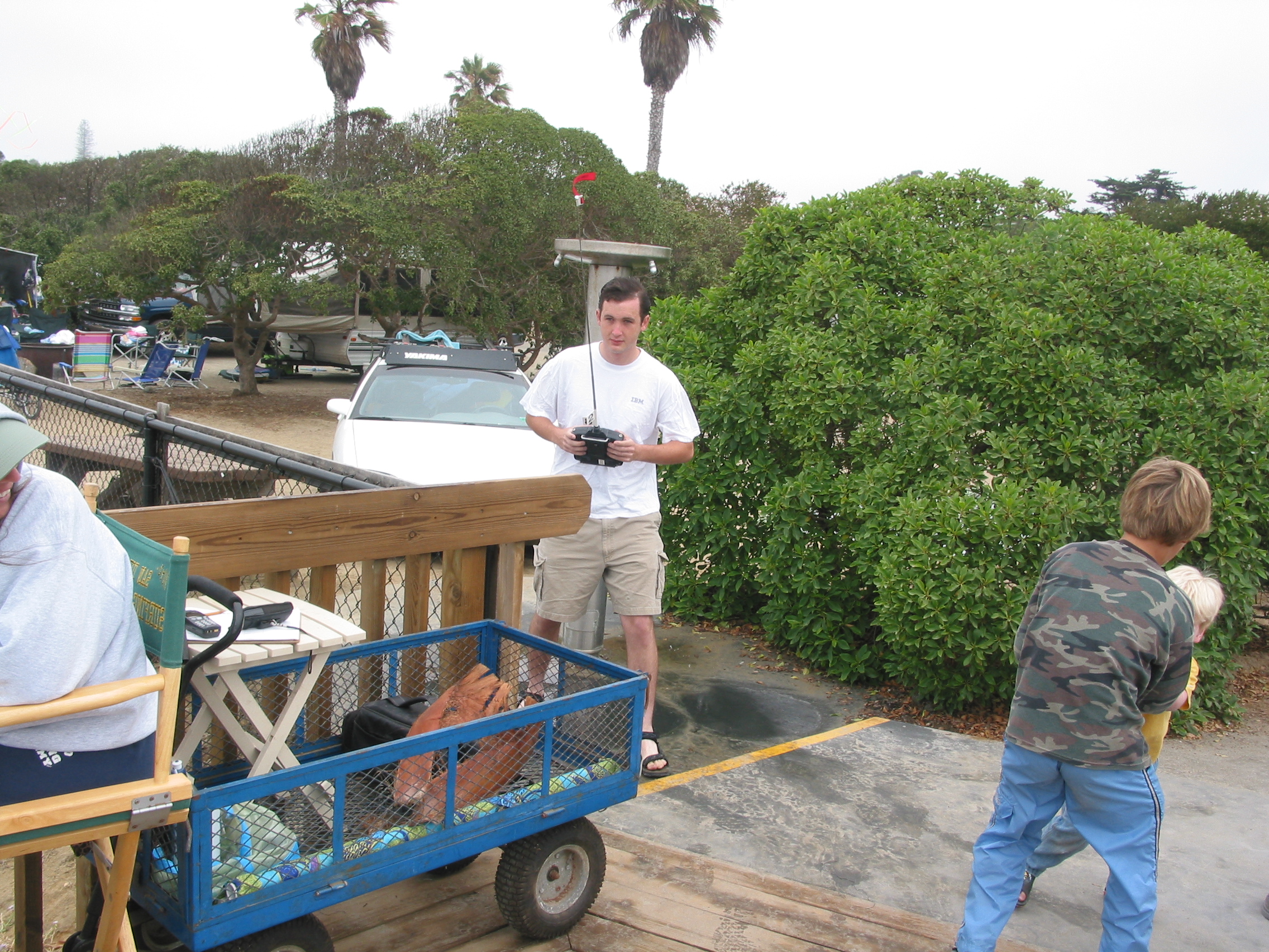 John, flying his 2x4 off of the camping site. Before launch we picked the beach as the landing zone, so he was about to walk down the stairs