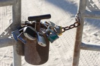 novel lock chaining mechanism - looks hand-crafted