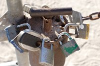 novel lock chaining mechanism - looks hand-crafted