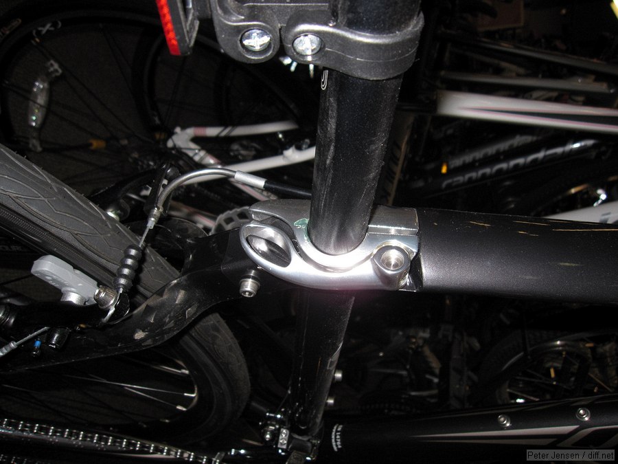 interesting seatpost clamp on new bike