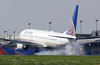 United N75426 touching down