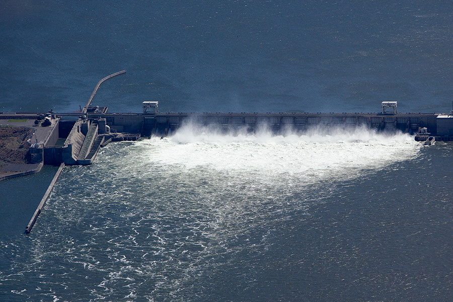 McNary dam lock and spillway