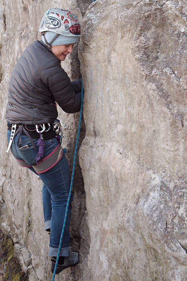 Eliddia demonstrating some double hand jams