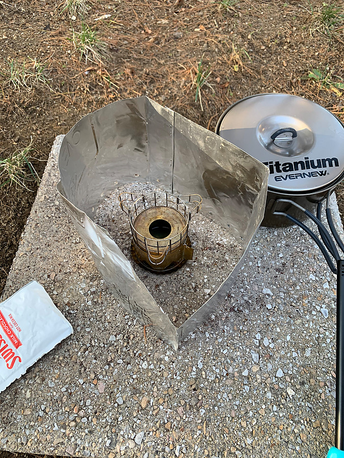 making one last cup of hot cocoa on a cold day with the old and heavy alcohol stove (80g + 25g aluminum wind shield, evernew 1.3L pot